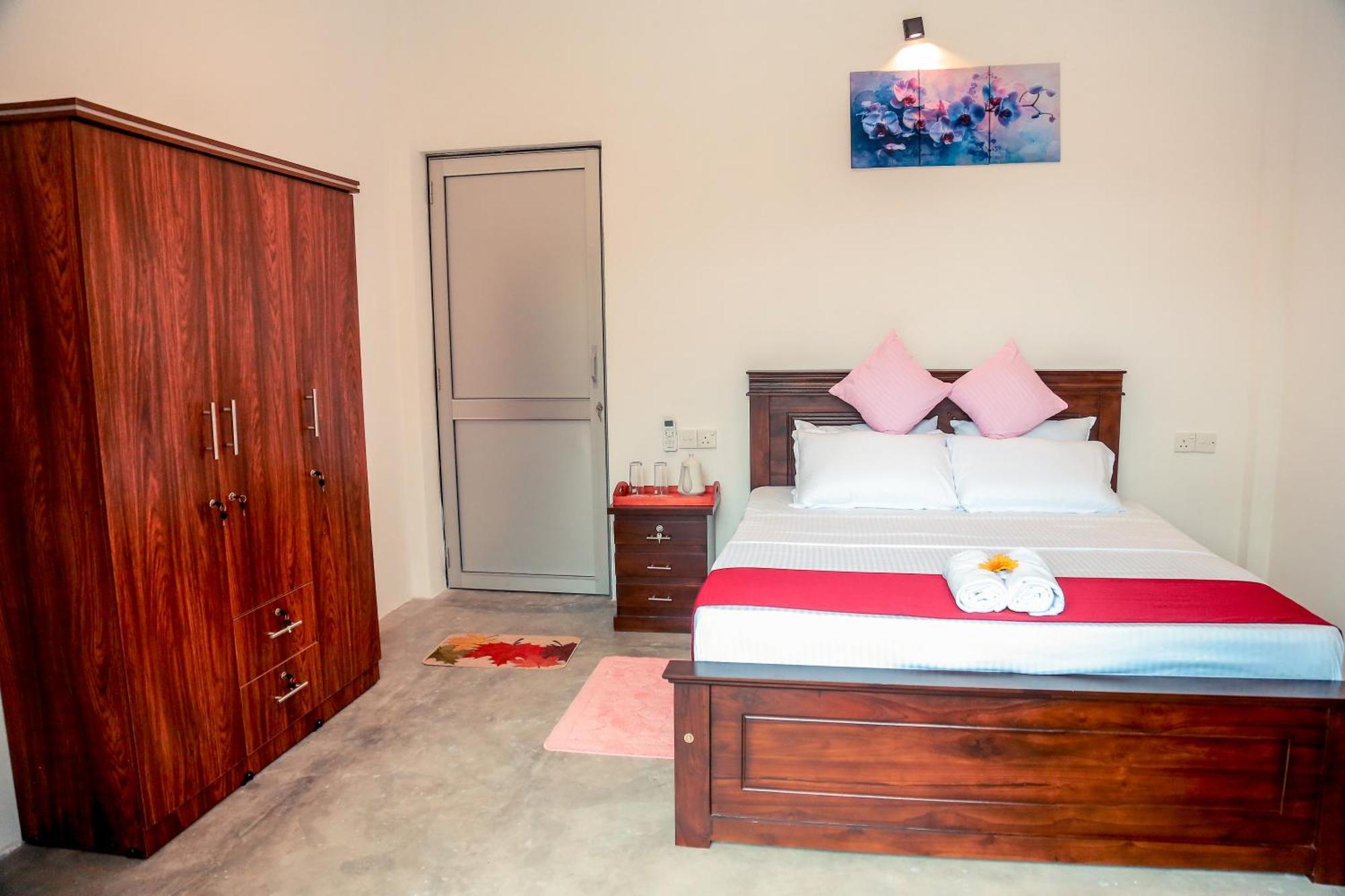Painkiller Hiriketiya Apartment Dikwella Bagian luar foto